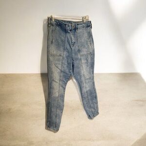 ⭐️ Universal thread straight leg light wash denim jeans 10/30 R. Worn once.